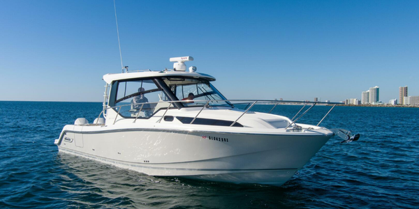 2021 Boston Whaler 325 Conquest