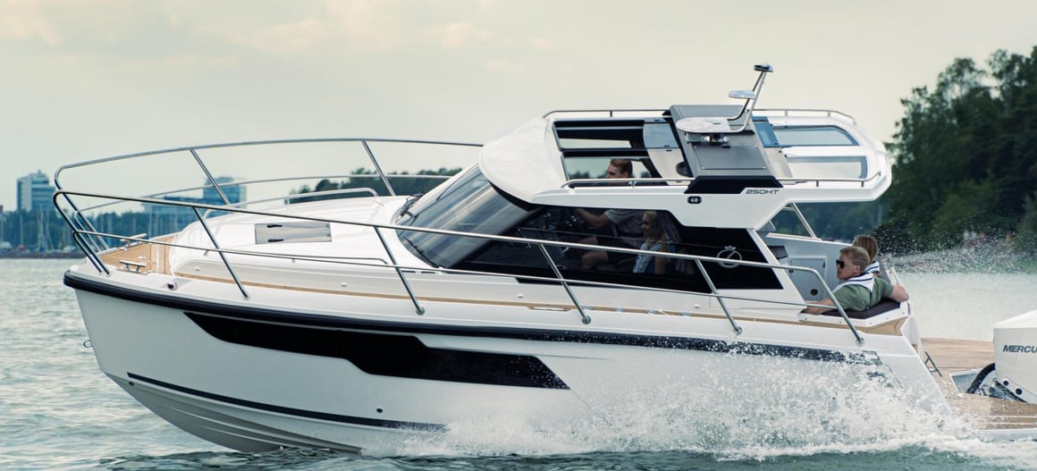 Aquador 250 banking to port