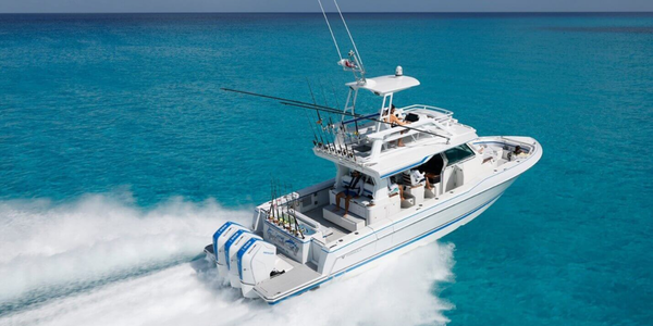 Formula 457 CCF running in turquoise water