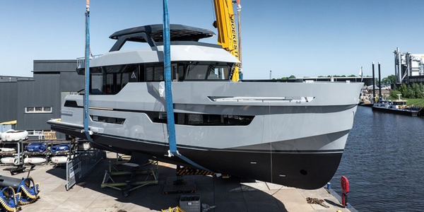 Outer Reef 780 Adventure